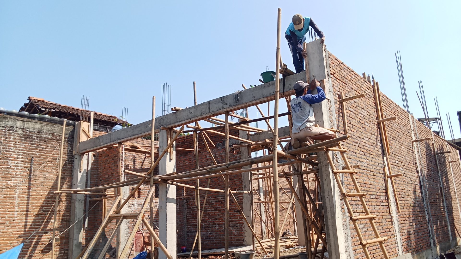 Obra com material de construção Superbá